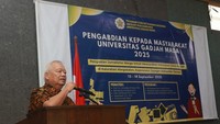 Prof. Dr. Armaidy Armawi M.Si, Kepala Program Studi Ketahanan Nasional Pascasarjana Universias Gadjah Mada (UGM) saat memberi sambutan Kuliah Umum di Kalurahan, Margokaton, Seyegan, Sleman, Minggu (14/09/2025). Ia menekankan pentingnya jurnalisme warga untuk membangun ekosistem informasi yang sehat sekaligus memperkuat kohesi sosial budaya. Menurutnya, dunia maya kini menjadi ruang publik yang menuntut etika dan tanggung jawab. Foto: Dok. UGM Prof. Dr. Armaidy Armawi M.Si, Kepala Program Studi Ketahanan Nasional Pascasarjana Universias Gadjah Mada (UGM) saat memberi sambutan Kuliah Umum di Kalurahan, Margokaton, Seyegan, Sleman, Minggu (14/09/2025). Ia menekankan pentingnya jurnalisme warga untuk membangun ekosistem informasi yang sehat sekaligus memperkuat kohesi sosial budaya. Menurutnya, dunia maya kini menjadi ruang publik yang menuntut etika dan tanggung jawab. Foto: Dok. UGM