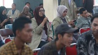 Warga antusiasme dalam bertanya dalam kualiah umum ini. Berita yang sehat dapat mempererat persatuan, berbeda dengan isu negatif yang justru memecah belah. Foto: Dok. UGM Warga antusiasme dalam bertanya dalam kualiah umum ini. Berita yang sehat dapat mempererat persatuan, berbeda dengan isu negatif yang justru memecah belah. Foto: Dok. UGM