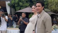  Usia kandungan Vika Kolesnaya saat ini sudah memasuki usia 7 bulan. Kalau usia, 7 bulan, alhamdulillah. Mudah-mudahan, kalau gak ada halangan, semuanya berjalan lancar, November, Desember, insyaallah-lah. Mudah-mudahan nanti akan dikasih tahu sama teman-teman, kata Billy Syahputra usai menggelar gender reveal. Foto: Instagram @carendelano