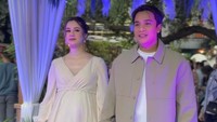 Vika Kolesnaya menggelar gender reveal di kawasan Jagakarsa, Jakarta Selatan, Minggu (14/9/2025). Vika anggun memakai long dress putih, begitu juga dengan Billy Syahputra. Foto: Instagram @carendelano