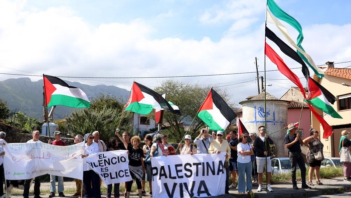 Cycling - Vuelta a Espana - Stage 13 - Cabezon de la Sal to Langliru - Cantabria, Spain - September 5, 2025  Protesters display banners and Palestine flags during stage 13 REUTERS/Pankra Nieto
