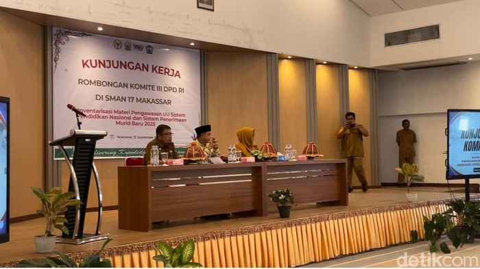 Wakil Ketua DPD Tamsil Linrung melakukan kunjungan kerja di SMAN 17 Makassar. Wakil Ketua DPD Tamsil Linrung melakukan kunjungan kerja di SMAN 17 Makassar.