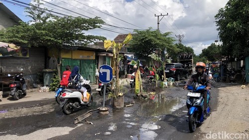 Warga di Desa Kediri Selatan, Kecamatan Kediri, Lombok Barat protes jalan rusak dengan cara menanam pohon pisang di tengah jalan, Senin (15/9/2025).