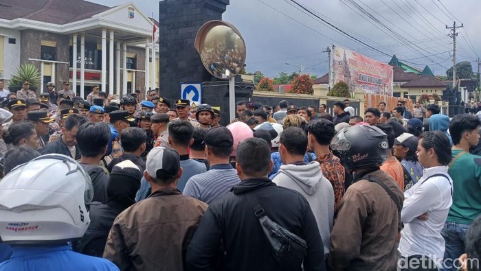 Warga mendatangi Mapolres Wonosobo buntut pembacokan yang menewaskan Serda RS di kafe Shaka di Desa Jolontoro, Kecamatan Sapuran, Senin (15/9/2025).