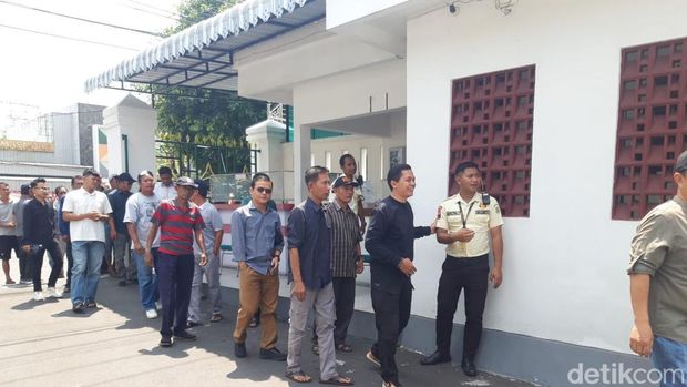 Warga Randusari geruduk Kejari Boyolali, Senin (15/9/2025). Mereka mengadukan  Pak Kades soal penyerobotan tanah kas desa.