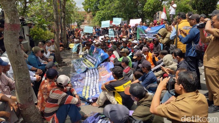 Warga Tulungagung demo tuntut perbaikan jalan