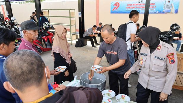 Warga yang mengurus SKCK di Polres Sukoharjo mendapatkan 300 porsi bakso gratis, Senin (15/9/2025).