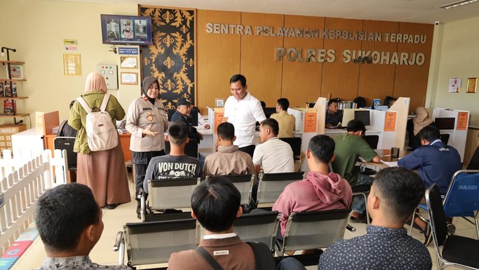 Warga yang mengurus SKCK di Polres Sukoharjo mendapatkan 300 porsi bakso gratis, Senin (15/9/2025).