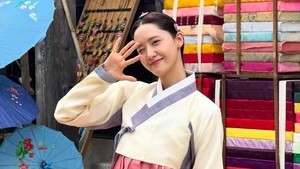 Yoona memerankan Ji Yeong di Bon Appétit, Your Majesty. Di episode terbaru dia tampil dengan Hanbok warna pastel. Neomu yeppeo! (dok. Instagram @yoona__lim)