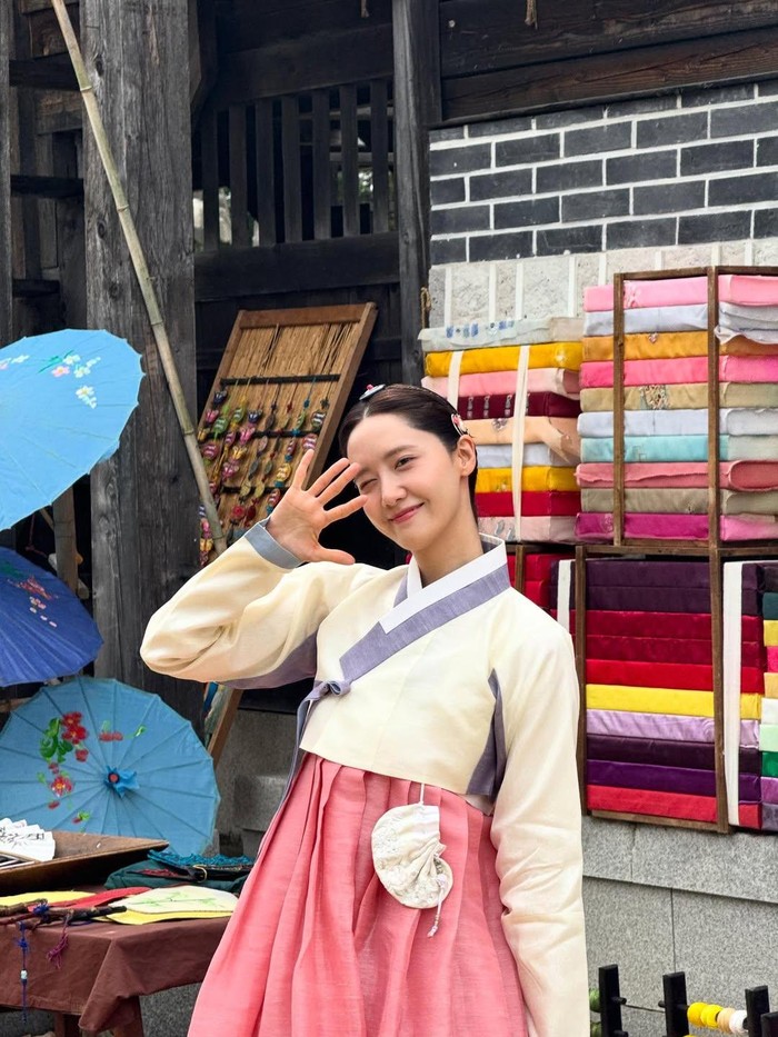 Foto behind-the-scene (BTS) drama Korea Bon Appétit, Your Majesty dibagikan Yoona lewat Instagram.
