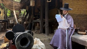 Yoona menyamar jadi pria dan pakai Hanbok buat cowok di era Joseon. Dia lagi sibuk baca ulang naskah di sela-sela syuting. (dok. Instagram @yoona__lim)