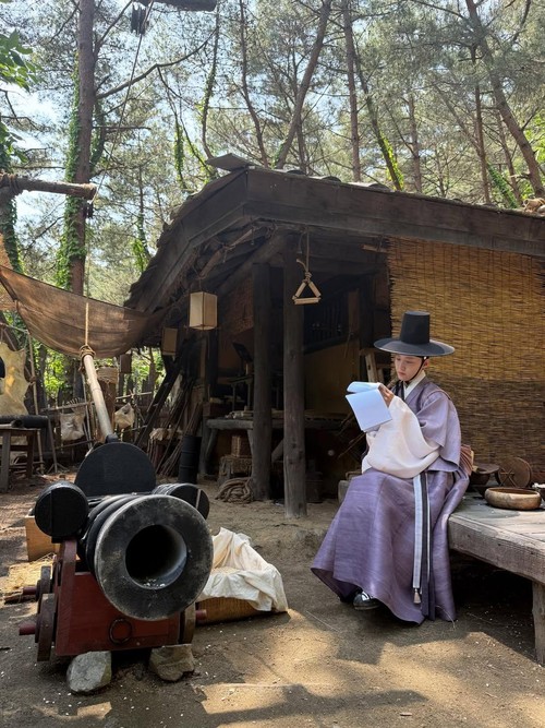 Foto behind-the-scene (BTS) drama Korea Bon Appétit, Your Majesty dibagikan Yoona lewat Instagram.