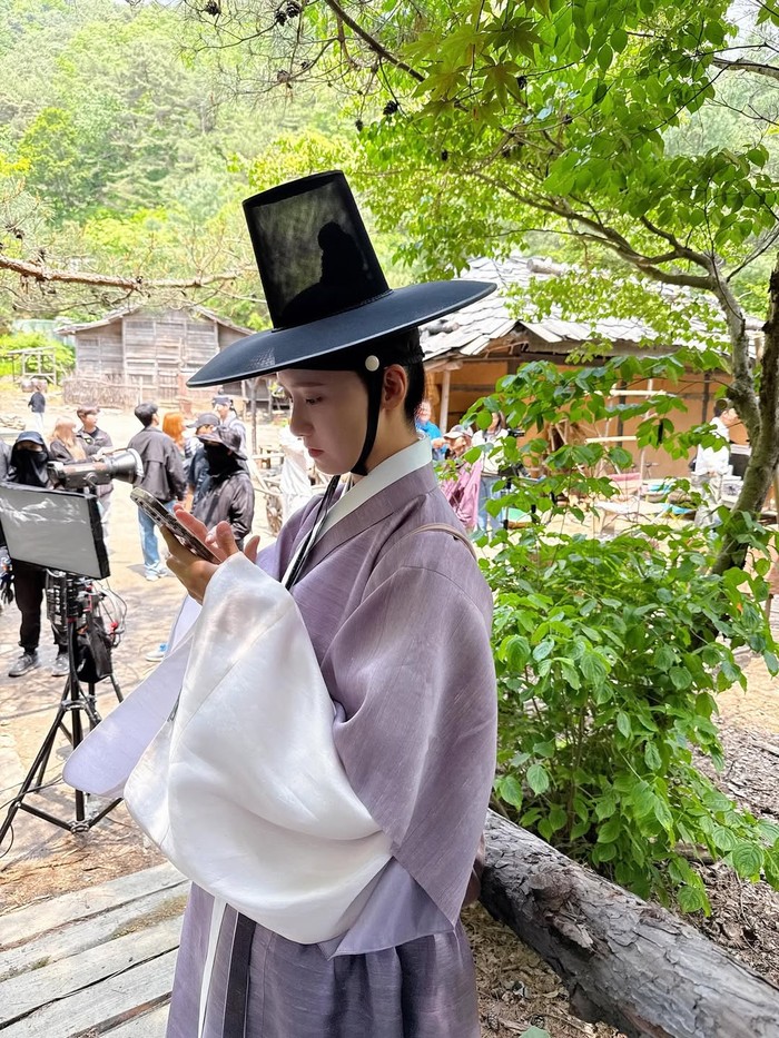 Foto behind-the-scene (BTS) drama Korea Bon Appétit, Your Majesty dibagikan Yoona lewat Instagram.