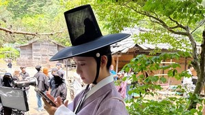Yoona kelihatan lagi scrolling handphone. Mungkin lagi cek foto-foto mana yang bakal di-upload ke Instagram ya? (dok. Instagram @yoona__lim)