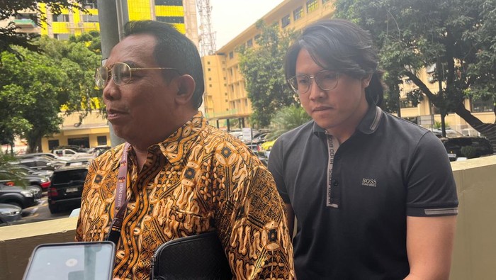 YouTuber Adimas Firdaus alias Resbob minta pemeriksaan di Bareskrim ditunda pekan depan. (Rumondang/detikcom)