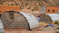 Data resmi menyebut dari 59.675 rumah yang rusak, lebih dari 51.000 sudah dibangun kembali dan seluruh tenda sudah dibongkar. Namun kelompok pendamping korban membantah, menyebut masih banyak warga tinggal di hunian darurat dan bantuan yang diterima tidak mencukupi. REUTERS/Abdelhak Balhaki