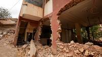 Pada peringatan dua tahun gempa, puluhan penyintas berunjuk rasa di depan parlemen Rabat. Mereka membawa spanduk bertuliskan nama-nama desa yang hancur dan meneriakkan, “Uang gempa, ke mana perginya? Ke festival dan stadion.” REUTERS/Abdelhak Balhaki