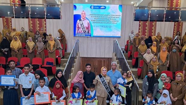 Acara penyerahan beasiswa miskin kepada peserta PAUD yang dihadiri Wali Kota Kendari Siska Karina Imran.