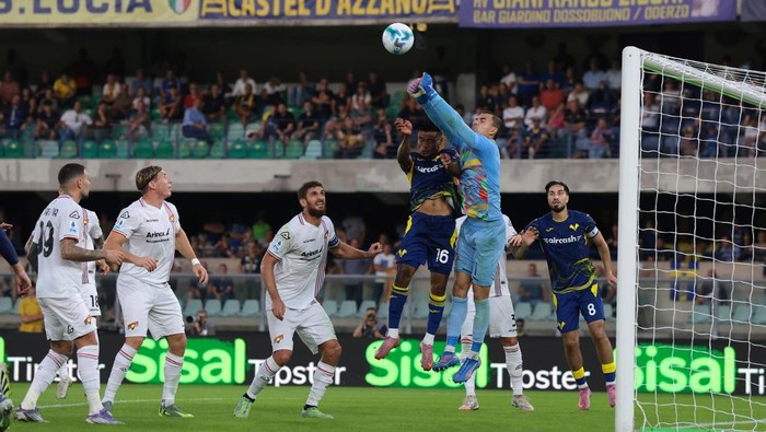 VERONA, ITALY - SEPTEMBER 15: Goalkeeper Emil Audero of Cremonese prepares to make a save against Domagoj Bradaric of Verona during the Serie A match between Hellas Verona FC and US Cremonese at Stadio Marcantonio Bentegodi on September 15, 2025 in Verona, Italy. (Photo by Timothy Rogers/Getty Images)