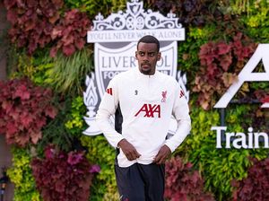 Van Dijk Sabar Menanti Isak Mentas