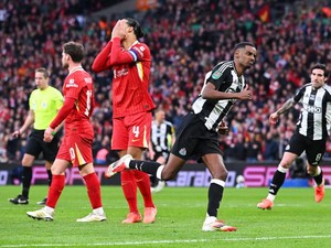 Van Dijk soal Bisik-bisik dengan Isak di Final Carabao Cup: Rahasia