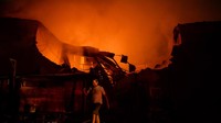 Api dengan cepat membesar hingga melalap sebagian besar bangunan pabrik. ANTARA FOTO/Putra M. Akbar