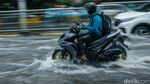 Arus Kendaraan Terhambat Genangan di Casablanca Jakarta
