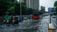 Sejumlah pengendara melintas di Jalan Raya Casablanca, Jakarta, Selasa (16/9/2025). Hujan deras yang mengguyur ibu kota menyebabkan genangan di sejumlah titik. 
