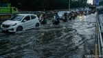 Arus Kendaraan Terhambat Genangan di Casablanca Jakarta