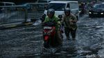 Arus Kendaraan Terhambat Genangan di Casablanca Jakarta