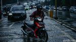 Arus Kendaraan Terhambat Genangan di Casablanca Jakarta