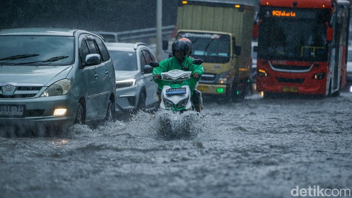 Sejumlah pengendara melintas di Jalan Raya Casablanca, Jakarta, Selasa (16/9/2025). Hujan deras yang mengguyur ibu kota menyebabkan genangan di sejumlah titik.