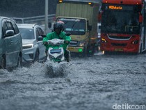 Arus Kendaraan Terhambat Genangan di Casablanca Jakarta