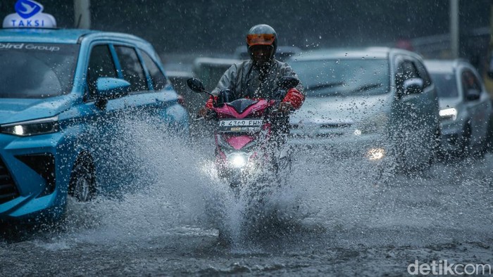 Sejumlah pengendara melintas di Jalan Raya Casablanca, Jakarta, Selasa (16/9/2025). Hujan deras yang mengguyur ibu kota menyebabkan genangan di sejumlah titik.