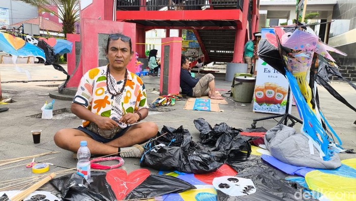 Asep, pedagang layangan saat sedang berjualan di sekitar Alun-alun Kuningan