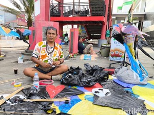 Semangat Asep di Balik Layangan yang Mengangkasa