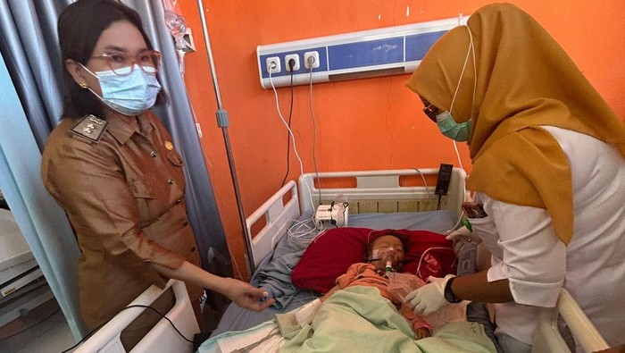 Balita yang keluarkan cacing dari mulut dan hidung mendapat perawatan medis.