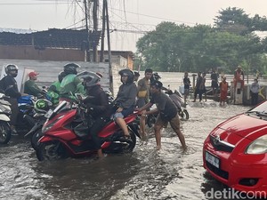 Update Banjir di Jaksel: 6 RT Tergenang, Ketinggian Air Capai 50 Cm