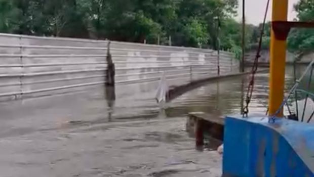 Banjir menggenangi Jalan Ciledug Raya, Cipulir, Kebayoran Baru, Jakarta Selatan (Jaksel). Banjir di lokasi tersebut diduga dipicu turap yang jebol. (dok Pribadi/Yusup)