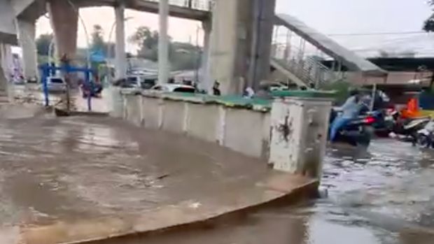 Banjir menggenangi Jalan Ciledug Raya, Cipulir, Kebayoran Baru, Jakarta Selatan (Jaksel). Banjir di lokasi tersebut diduga dipicu turap yang jebol. (dok Pribadi/Yusup)