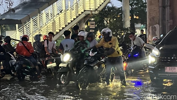 Banjir merendam kawasan Jalan Ciledug Raya, Jakarta Selatan (Jaksel). Banyak pemotor yang nekat menerobos banjir hingga motornya mogok. (Ondang/detikcom).
