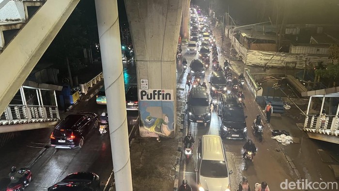 Banjir yang merendam kawasan Jalan Ciledug Raya, Jakarta Selatan (Jaksel) mulai surut. Lalu lintas kembali normal. (Ondang/detikcom).