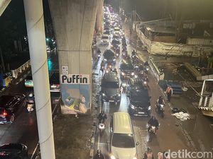 Banjir di Jalan Ciledug Raya Jaksel Mulai Surut, Lalin Kembali Normal