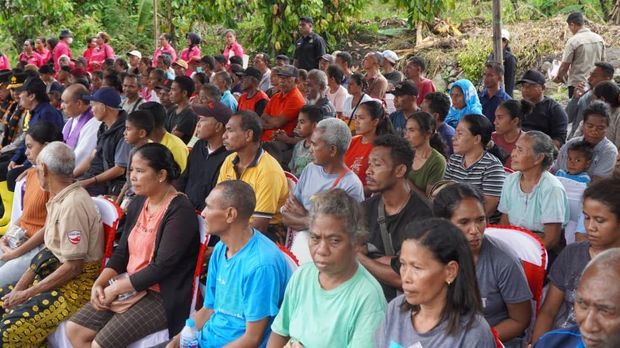 Bantuan untuk korban bencana alam banjir bandang dan tanah longsor di Nagekeo NTT dikawal langsung Kakorbinmas Baharkam Polri Irjen Edy Murbowo, Selasa (16/9/2025).