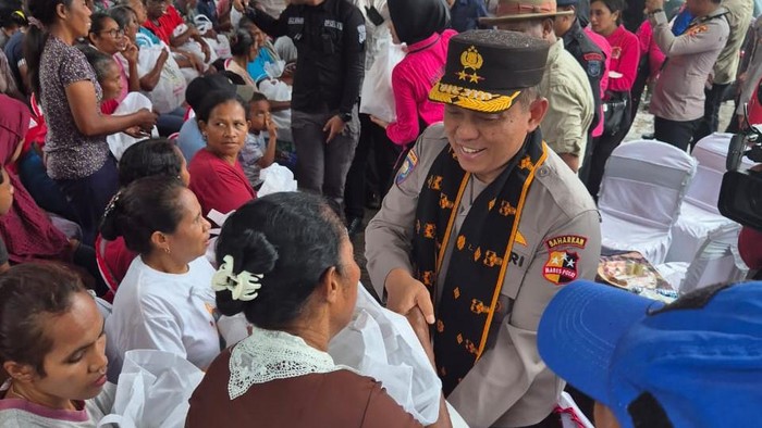 Bantuan untuk korban bencana alam banjir bandang dan tanah longsor di Nagekeo NTT dikawal langsung Kakorbinmas Baharkam Polri Irjen Edy Murbowo, Selasa (16/9/2025).