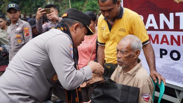 Bantuan untuk korban bencana alam banjir bandang dan tanah longsor di Nagekeo NTT dikawal langsung Kakorbinmas Baharkam Polri Irjen Edy Murbowo, Selasa (16/9/2025).