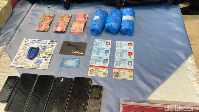 Barang bukti pengedar narkotika di Kalsel, ada KTP-SIM palsu.
