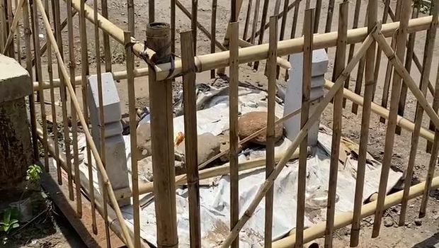 Batu nisan di atas jembatan Desa Geneng, Kecamatan Batealit Kabupaten Jepara, Selasa (16/9/2025).