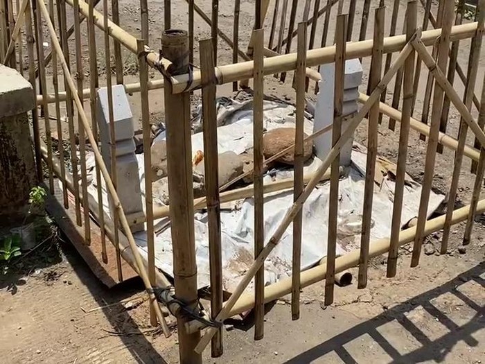 Batu nisan di atas jembatan Desa Geneng, Kecamatan Batealit Kabupaten Jepara, Selasa (16/9/2025).