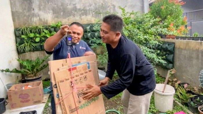 Warga Bondowoso mengumpulkan sampah yang kemudian dikonversi jadi rupaih untuk bayar pajak.